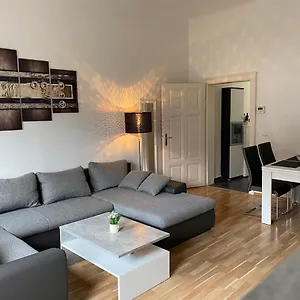 Apartamento Near Yppenplatz & Brunnenmarkt, Viena