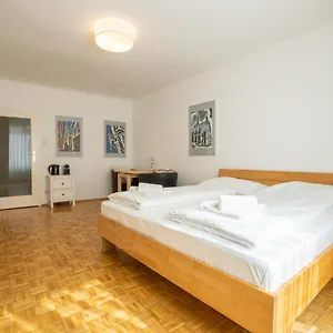Living - Stephansdom Bécs